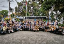 BAPPEDA Garut Unjuk Busana Batik dan Kulit Garutan